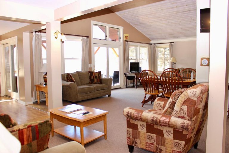 mansfield house living area | Group Accommodations at Sterling Ridge Log Cabin Resort