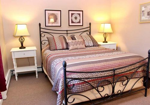 Mansfield House queen bedroom 8 | Sterling Ridge Log Cabin Resort