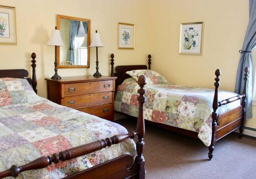 Mansfield House twin bedroom 5 | Sterling Ridge Log Cabin Resort