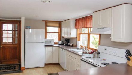 Pond House kitchen | Sterling Ridge Resort